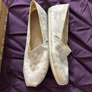 Women’s Toms grey and white